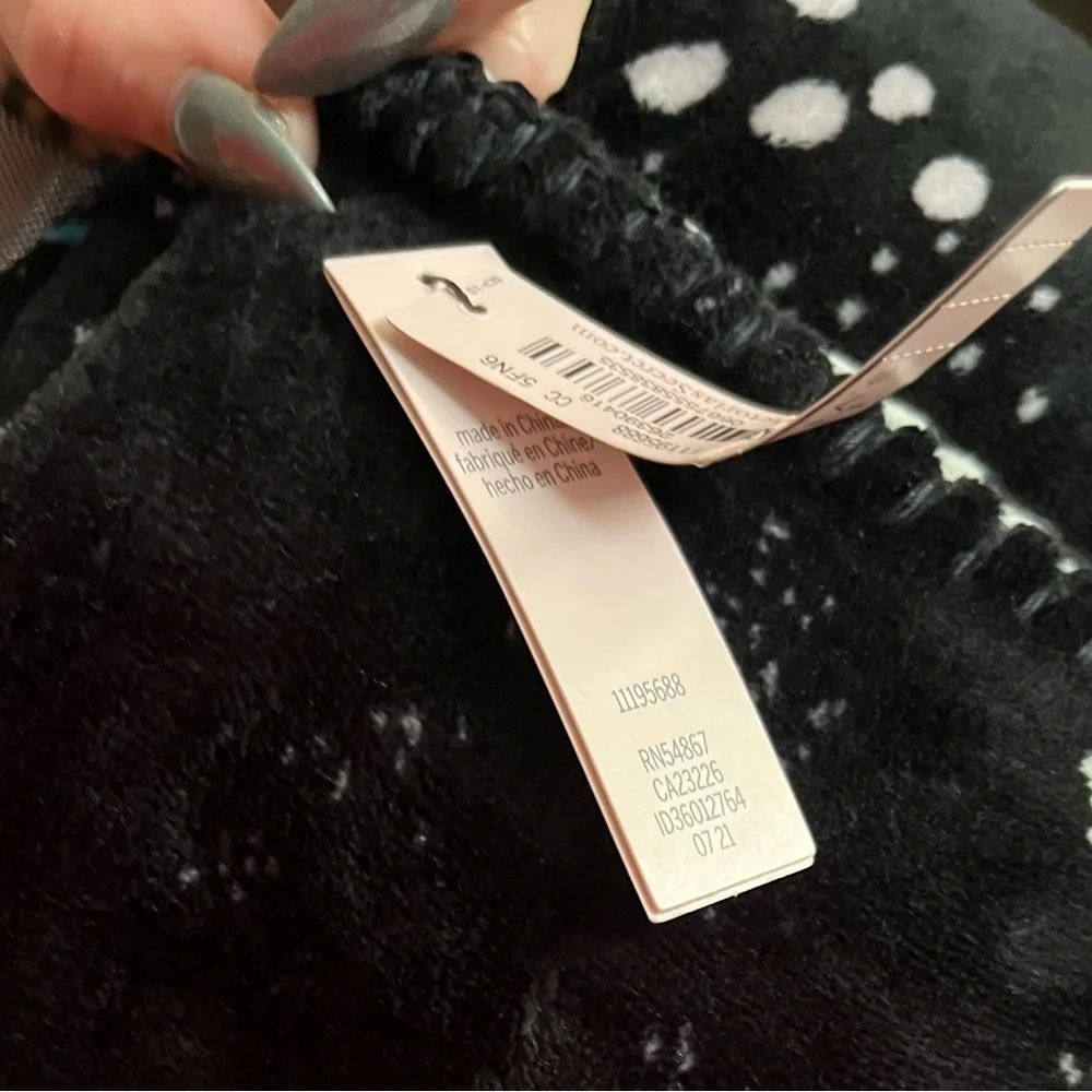 Victoria’s Secret Sherpa Blanket - Picture 3 of 4